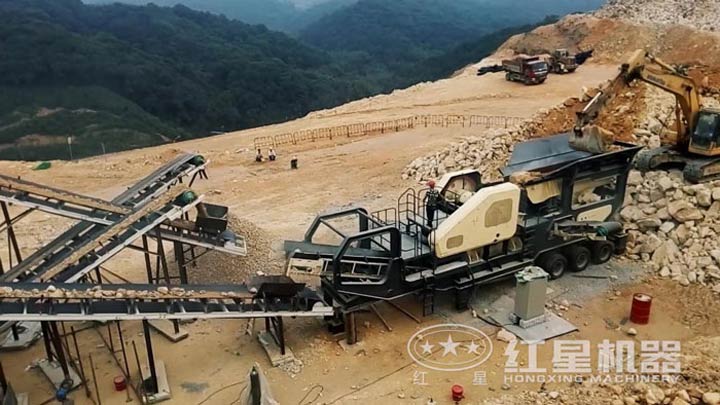 石灰石移動破碎生產線現場，配移動顎破機