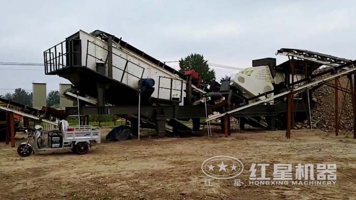 河北重錘破移動(dòng)破碎站碎煤現(xiàn)場(chǎng)，碎煤簡(jiǎn)單，一機(jī)搞定