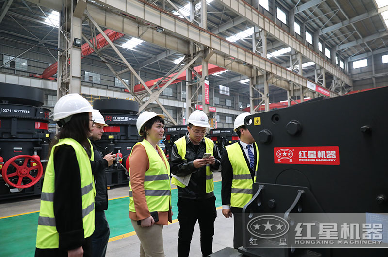 客戶來廠考察鄂破機(jī)設(shè)備