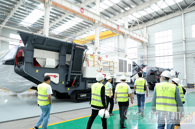 客戶參觀廠區(qū)移動破碎機(jī)