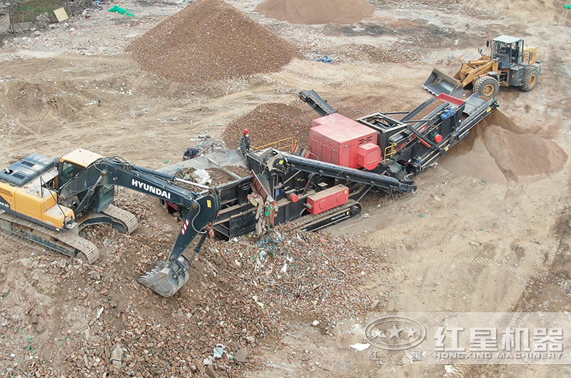 移動(dòng)式破碎機(jī)建筑垃圾破碎現(xiàn)場(chǎng)