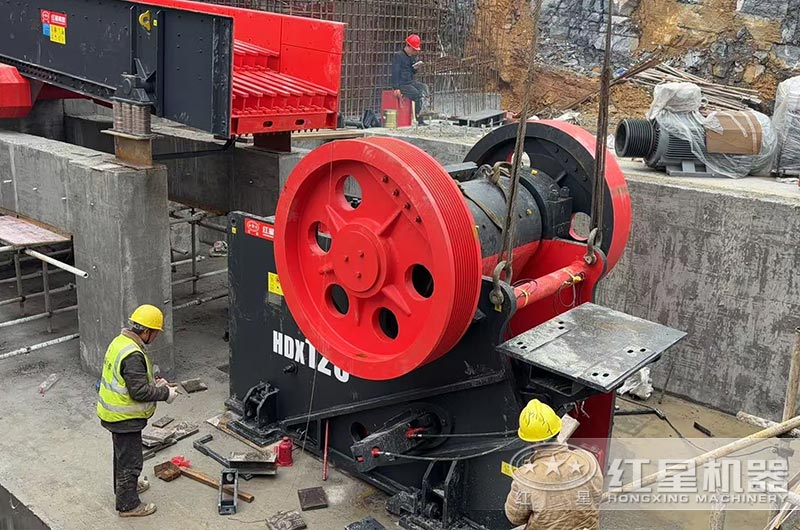 鄂式破碎機安裝現場